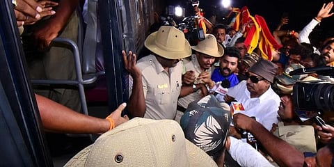 ಗುರುವಾರ ಕೆಆರ್ ಎಸ್ ಅಣೆಕಟ್ಟೆಗೆ ಮುತ್ತಿಗೆ ಹಾಕಲು ಯತ್ನಿಸುತ್ತಿದ್ದ ಕನ್ನಡಪರ ಹೋರಾಟಗಾರ ವಾಟಾಳ್ ನಾಗರಾಜ್ ಅವರನ್ನು ವಶಕ್ಕೆ ಪಡೆಯುತ್ತಿರುವ ಪೊಲೀಸರು.