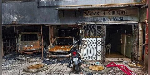 ಮುಂಬೈನ ಗೋರೆಗಾಂವ್ ಪ್ರದೇಶದ ಬಹುಮಹಡಿ ವಸತಿ ಕಟ್ಟಡದಲ್ಲಿ ಬೆಂಕಿ ಕಾಣಿಸಿಕೊಂಡ ನಂತರ ವಾಹನಗಳು ಸುಟ್ಟು ಕರಕಲಾಗಿವೆ