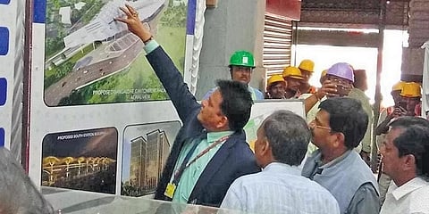 ರೈಲ್ವೇ ಯೋಜನೆಗಳ ಪರಿಶೀಲನೆ ನಡೆಸುತ್ತಿರುವ ರೂಪ್ ನಾರಾಯಣ ಸುಂಕರ್.