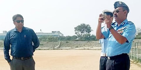 ಮೈಸೂರು ಡಿಸಿ ಕೆವಿ ರಾಜೇಂದ್ರ ಮತ್ತು ಐಎಎಫ್ ಗ್ರೂಪ್ ಕ್ಯಾಪ್ಟನ್ ಡಿಕೆ ಓಜಾ ಅವರು ಶುಕ್ರವಾರ ಮೈಸೂರಿನಲ್ಲಿ ಈ ಬಾರಿಯ ದಸರಾ ವೈಮಾನಿಕ ಪ್ರದರ್ಶನದ ಸ್ಥಳವಾದ ಬನ್ನಿಮಂಟಪದ ಕ್ರೀಡಾಂಗಣವನ್ನು ಪರಿಶೀಲಿಸಿದರು.