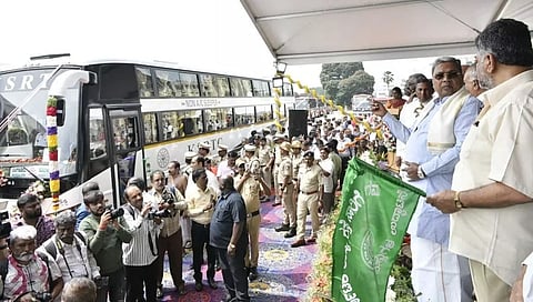 ಪಲ್ಲಕ್ಕಿ ಬಸ್'ಗಳಿಗೆ ಚಾಲನೆ ನೀಡಿದ ಸಿಎಂ ಸಿದ್ದರಾಮಯ್ಯ ಹಾಗೂ ಡಿಸಿಎಂ ಡಿಕೆ.ಶಿವಕುಮಾರ್.