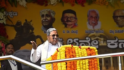 ರಾಜ್ಯದ ಜನತೆಯನ್ನುದ್ದೇಶಿಸಿ ಭಾಷಣ ಮಾಡುತ್ತಿರುವ ಸಿಎಂ ಸಿದ್ದರಾಮಯ್ಯ.