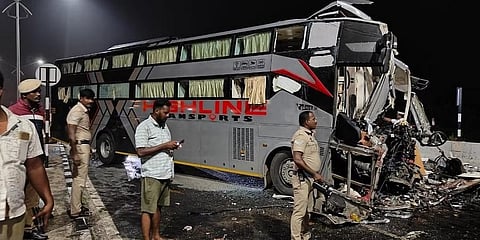 ಬೆಂಗಳೂರಿನಿಂದ ಚೆನ್ನೈ ಕಡೆಗೆ ಹೋಗುತ್ತಿದ್ದ ಎಸ್‌ಇಟಿಸಿ ಬಸ್ ವಾಣಿಯಂಬಾಡಿ ಬಳಿ ಎದುರು ದಿಕ್ಕಿನಲ್ಲಿ ಬರುತ್ತಿದ್ದ ಓಮ್ನಿ ಬಸ್‌ಗೆ ಡಿಕ್ಕಿ ಹೊಡೆದಿದೆ.