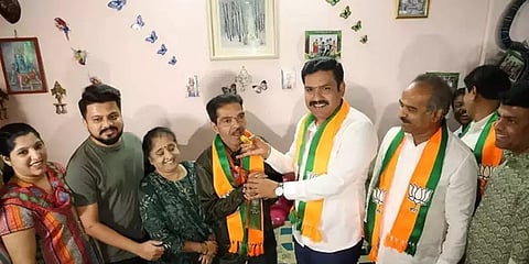 ಬೂತ್ ಮಟ್ಟದ ಅಧ್ಯಕ್ಷ ಶಶಿಧರ್ ಮನೆಗೆ ಭೇಟಿ ನೀಡಿ ಬಿ ವೈ ವಿಜಯೇಂದ್ರ ಸಿಹಿ ತಿನ್ನಿಸಿ ಸಂಭ್ರಮಪಟ್ಟರು