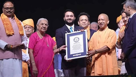 ಗಿನ್ನೆಸ್ ಬುಕ್ ಆಫ್ ವರ್ಲ್ಡ್ ರೆಕಾರ್ಡ್ಸ್ ನಿಂದ ಪ್ರಮಾಣ ಪತ್ರ ಸ್ವೀಕರಿಸಿದ ಸಿಎಂ ಯೋಗಿ ಆದಿತ್ಯನಾಥ್.