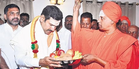 ಕರ್ನಾಟಕ ರಾಜ್ಯ ಬಿಜೆಪಿ ನೂತನ ಅಧ್ಯಕ್ಷರಾಗಿ ನೇಮಕಗೊಂಡ ಬಿವೈ ವಿಜಯೇಂದ್ರ ಅವರು ಭಾನುವಾರ ಶ್ರೀ ಸಿದ್ದಲಿಂಗ ಸ್ವಾಮೀಜಿಯವರ ಆಶೀರ್ವಾದ ಪಡೆದರು.