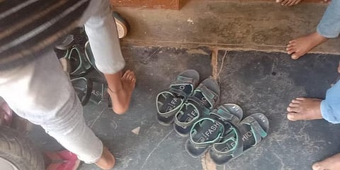 ಲಕ್ಷ್ಮೇಶ್ವರದ ಸರ್ಕಾರಿ ಶಾಲೆಯಲ್ಲಿ ವಿದ್ಯಾರ್ಥಿಗಳು ಚಪ್ಪಲಿ ಧರಿಸುತ್ತಿರುವುದು.