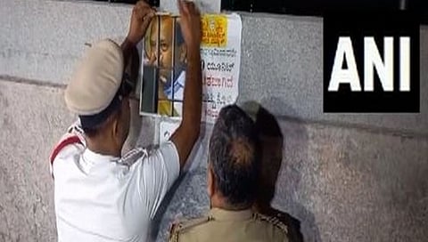 ಪೋಸ್ಟರ್ ತೆಗೆಯುತ್ತಿರುವ ಪೊಲೀಸರು.