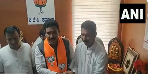 ನಿಕಟಪೂರ್ವ ಅಧ್ಯಕ್ಷ ನಳಿನ್ ಕುಮಾರ್ ಕಟೀಲ್ ಅವರಿಂದ ಬಿ ವೈ ವಿಜಯೇಂದ್ರಗೆ ಅಧಿಕಾರ ಹಸ್ತಾಂತರ