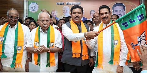 ನಳಿನ್ ಕುಮಾರ್ ಕಟೀಲು ಅವರಿಂದ ಅಧಿಕಾರ ಸ್ವೀಕರಿಸಿಕೊಂಡ ಬಿ ವೈ ವಿಜಯೇಂದ್ರ
