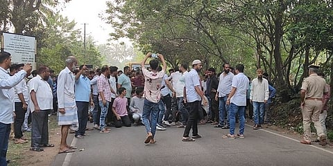 ಆರೋಪಿಯಿಂದ ಸ್ಥಳ ಮಹಜರು ವೇಳೆ ಸ್ಥಳೀಯರಿಂದ ಪ್ರತಿಭಟನೆಯ ಚಿತ್ರ