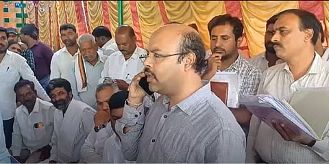 ಮೊಬೈಲ್ ನಲ್ಲಿ ಮಾತನಾಡುತ್ತಿರುವ ಡಾ ಯತೀಂದ್ರ