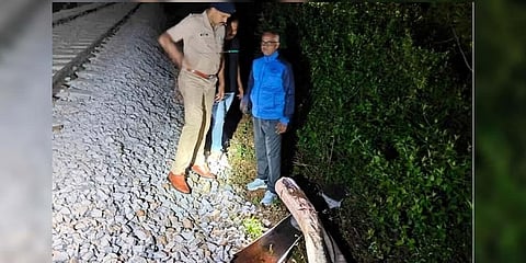 ಹಳಿ ಬಳಿ ಪರಿಶೀಲನೆ ನಡೆಸುತ್ತಿರುವ ಅಧಿಕಾರಿ.