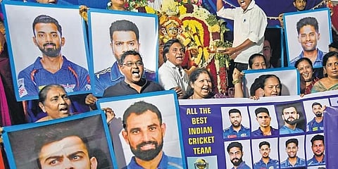 ವಿಶ್ವಕಪ್ ಫೈನಲ್‌ನಲ್ಲಿ ಭಾರತ ತಂಡದ ಗೆಲುವಿಗಾಗಿ ಅಭಿಮಾನಿಗಳು ಶನಿವಾರ ಬೆಂಗಳೂರಿನಲ್ಲಿ ಪ್ರಾರ್ಥನೆ ಸಲ್ಲಿಸಿ ಪೂಜೆ ಸಲ್ಲಿಸಿದರು.
