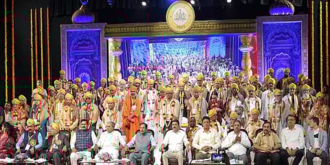 ರಾಜ್ಯೋತ್ಸವ ಪ್ರಶಸ್ತಿ ಪುರಸ್ಕೃತರೊಂದಿಗೆ ಸಿಎಂ ಸಿದ್ದರಾಮಯ್ಯ ಹಾಗೂ ಇತರರು