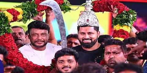 ನಟ ದರ್ಶನ್ ಲಾಂಗ್ ಹಿಡಿದಿರುವ ಫೋಟೋ