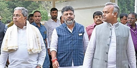 ಸಚಿವ ಸಂಪುಟ ಸಭೆಯಲ್ಲಿ ಪಾಲ್ಗೊಳ್ಳಲು ಮುಖ್ಯಮಂತ್ರಿ ಸಿದ್ದರಾಮಯ್ಯ, ಉಪಮುಖ್ಯಮಂತ್ರಿ ಡಿಕೆ ಶಿವಕುಮಾರ್ ಮತ್ತು ಆರ್‌ಡಿಪಿಆರ್ ಸಚಿವ ಪ್ರಿಯಾಂಕ್ ಖರ್ಗೆ ವಿಧಾನಸೌಧಕ್ಕೆ ಆಗಮಿಸುತ್ತಿರುವುದು(ಸಂಗ್ರಹ ಚಿತ್ರ)