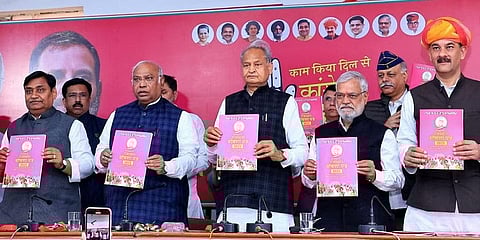 ಕಾಂಗ್ರೆಸ್ ಅಧ್ಯಕ್ಷ ಮಲ್ಲಿಕಾರ್ಜುನ ಖರ್ಗೆ, ರಾಜಸ್ಥಾನ ಸಿಎಂ ಅಶೋಕ್ ಗೆಹ್ಲೋಟ್ ಮತ್ತು ಪಕ್ಷದ ಇತರೆ ನಾಯಕರು ಜೈಪುರದಲ್ಲಿ ರಾಜ್ಯ ವಿಧಾನಸಭೆ ಚುನಾವಣೆಗೆ ಪಕ್ಷದ ಪ್ರಣಾಳಿಕೆ ಬಿಡುಗಡೆ ಮಾಡಿದರು.