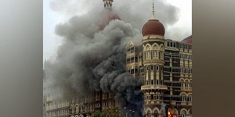 2008ರ ನವೆಂಬರ್ 26ರ ಭಯೋತ್ಪಾದಕ ದಾಳಿಯ ನಂತರ ಭದ್ರತಾ ಕಾರ್ಯಾಚರಣೆಯ ಸಮಯದಲ್ಲಿ ದಕ್ಷಿಣ ಮುಂಬೈನ ತಾಜ್ ಹೋಟೆಲ್‌ನಿಂದ ಹೊಗೆ ಹೊರಹೊಮ್ಮುತ್ತಿದೆ.