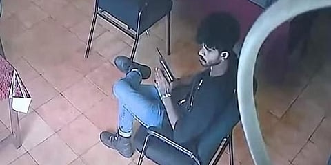 ಏರ್ ಗನ್ ನೊಂದಿಗೆ ಬಂದ ಯುವಕ(ಸಿಸಿಟಿವಿ ದೃಶ್ಯ)