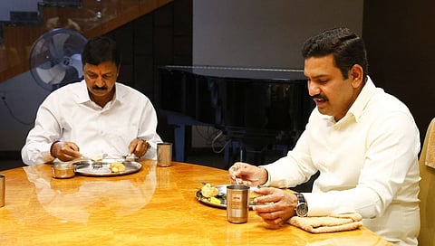 ರಮೇಶ್ ಜಾರಕಿಹೊಳಿ ಮನೆಯಲ್ಲಿ ಉಪಹಾರ ಸೇವನೆ ಮಾಡುತ್ತಿರುವ ಬಿವೈ ವಿಜಯೇಂದ್ರ.