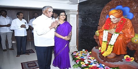 ಲಿಂಗೈಕ್ಯ  ಡಾ|| ಶಿವಕುಮಾರ ಮಹಾಸ್ವಾಮೀಜಿಗಳವರ ಗದ್ದುಗೆಗೆ ನಮನ ಸಲ್ಲಿಸಿದ ಮಾಜಿ ಸಚಿವ ವಿ ಸೋಮಣ್ಣ