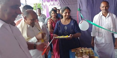 ವರ್ಷಾ ಅವರು ಬಾಳೆಹಣ್ಣಿನ ತ್ಯಾಜ್ಯದಿಂದ ತಯಾರಿಸಿದ ಜೈವಿಕ ವಿಘಟನೀಯ ಉತ್ಪನ್ನಗಳನ್ನು ಪ್ರದರ್ಶಿಸಿದರು.