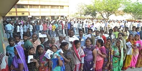 ಮತದಾನಕ್ಕೆ ನಿಂತಿರುವ ಜನರ ಸಾಲು