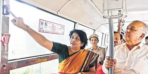 ಬಿಎಂಟಿಸಿ ಬಸ್‌ನಲ್ಲಿ ಎಸ್‌ಒಎಸ್ ಪ್ಯಾನಿಕ್ ಬಟನ್ ಪರಿಶೀಲಿಸುತ್ತಿರುವ ಸಾರಿಗೆ ಸಚಿವ ರಾಮಲಿಂಗಾರೆಡ್ಡಿ.
