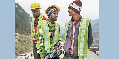 ಸಿಲ್ಕ್ಯಾರಾ ಸುರಂಗ ಸ್ಥಳದಲ್ಲಿ ರಕ್ಷಣಾ ಕಾರ್ಮಿಕರು