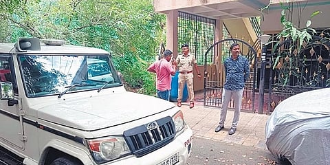 ಬೆಂಗಳೂರಿನ ಸುಬ್ರಹ್ಮಣ್ಯಪುರದಲ್ಲಿರುವ ಗಣಿ ಮತ್ತು ಭೂವಿಜ್ಞಾನ ಉಪ ನಿರ್ದೇಶಕಿ ಪ್ರತಿಮಾ ಕೆಎಸ್ ಅವರ ನಿವಾಸದ ಹೊರಗಿರುವ ಪೊಲೀಸರು.