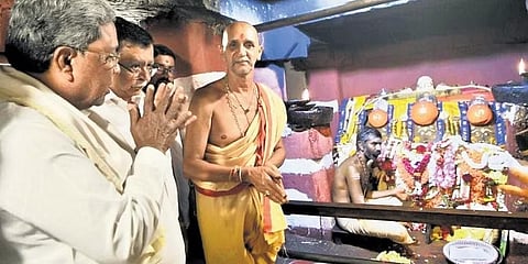 ಮುಖ್ಯಮಂತ್ರಿ ಸಿದ್ದರಾಮಯ್ಯ ಮಂಗಳವಾರ ಹಾಸನ ಜಿಲ್ಲೆಯ ಹಾಸನಾಂಬ ದೇವಸ್ಥಾನದಲ್ಲಿ ಪೂಜೆ ಸಲ್ಲಿಸಿದರು.