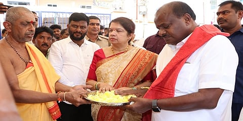 ನಿನ್ನೆ ಪತ್ನಿ ಅನಿತಾ ಕುಮಾರಸ್ವಾಮಿ ಜೊತೆ ಹಾಸನಾಂಬೆ ದೇಗುಲ ದರ್ಶನ ಪಡೆದು ಪ್ರಾರ್ಥನೆ ಸಲ್ಲಿಸಿದ ಹೆಚ್ ಡಿ ಕುಮಾರಸ್ವಾಮಿ