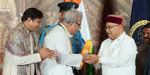 ರಾಜ್ಯಸಭಾ ಸಂಸದ ಹಾಗೂ ಧರ್ಮಸ್ಥಳದ ಧರ್ಮಾಧಿಕಾರಿ ವೀರೇಂದ್ರ ಹೆಗ್ಗಡೆ ಅವರಿಗೆ ರಾಜ್ಯಪಾಲ ಥಾವರ್ ಚಂದ್ ಗೆಹ್ಲೋಟ್ ಚಾಂಪಿಯನ್ ಆಫ್ ಚೇಂಜ್ ಕರ್ನಾಟಕ ಪ್ರಶಸ್ತಿ ಪ್ರದಾನ ಮಾಡಿದರು.