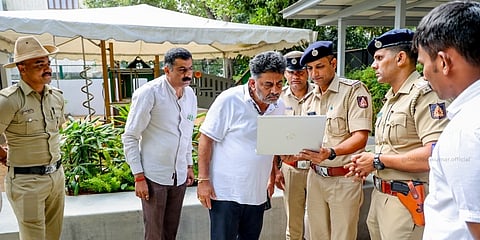ಶಾಲೆಯೊಂದಕ್ಕೆ ಡಿಕೆ ಶಿವಕುಮಾರ್ ಭೇಟಿ