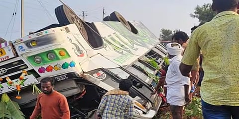 ಖಾಸಗಿ ಬಸ್ ಪಲ್ಟಿ