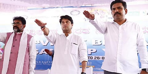 ದೇವನಹಳ್ಳಿಯಲ್ಲಿ ಆಯೋಜಿಸಿದ್ದ ವಿಕಸಿತ ಭಾರತ ಸಂಕಲ್ಪ ಯಾತ್ರೆಗೆ ಚಾಲನೆ ನೀಡಿದ ಕೇಂದ್ರ ಸಚಿವ ಜ್ಯೋತಿರಾದಿತ್ಯ ಸಿಂಧಿಯಾ