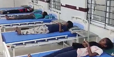 ಆಸ್ಪತ್ರೆಗೆ ದಾಖಲಾಗಿರುವ ವಿದ್ಯಾರ್ಥಿನಿಯರು