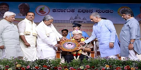 ಜಗದೀಶ್ ಶೆಟ್ಟರ್ ಸನ್ಮಾನಿಸುತ್ತಿರುವ ಸಿಎಂ ಸಿದ್ದರಾಮಯ್ಯ ಮತ್ತಿತರರು