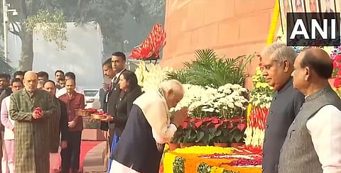ಹುತಾತ್ಮ ಯೋಧರಿಗೆ ಶ್ರದ್ಧಾಂಜಲಿ ಸಲ್ಲಿಸಿದ ಪ್ರಧಾನಿ ಮೋದಿ