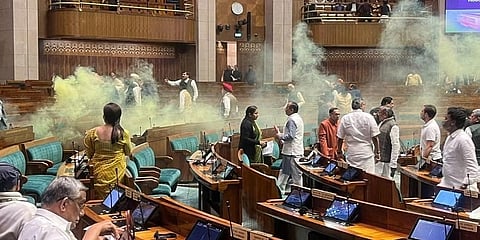 ಲೋಕಸಭೆಯಲ್ಲಿ ಹಳದಿ ಸ್ಮೋಕ್ ಬಿಟ್ಟ ಸಂದರ್ಭ