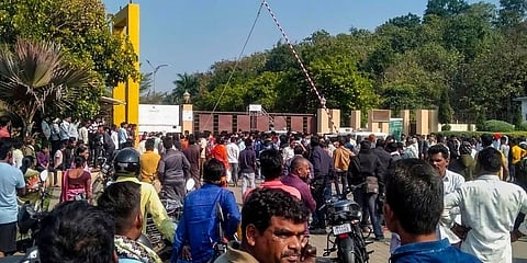 ಕಂಪನಿ ಮುಂದೆ ಜಮಾಯಿಸಿರುವ ಜನರು