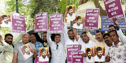 ಪ್ರತಾಪ್ ಸಿಂಹ ಪರವಾಗಿ ಪ್ರತಿಭಟನೆ ನಡೆಸುತ್ತಿರುವ ಬೆಂಬಲಿಗರು.