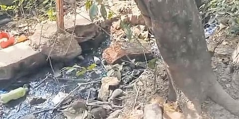 ಹಳ್ಳೂರಿನ ಸರ್ಕಾರಿ ಹಿರಿಯ ಪ್ರಾಥಮಿಕ ಶಾಲೆಯ ಹೊರಗೆ ಹರಿಯುತ್ತಿರುವ ಚರಂಡಿ ನೀರು