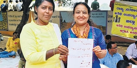 ಕಳೆದ ಐದು ವರ್ಷಗಳಿಂದ ಸೇವೆ ಕಾಯಂಗೊಳಿಸುವಂತೆ ಒತ್ತಾಯಿಸುತ್ತಿರುವ ಉಪನ್ಯಾಸಕರು ರಕ್ತದಲ್ಲಿ ಬರೆದ ಪತ್ರ.
