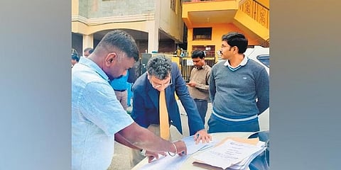 ಬಿಬಿಎಂಪಿ ಮುಖ್ಯ ಆಯುಕ್ತ ತುಷಾರ್ ಗಿರಿನಾಥ್ ಗುರುವಾರ ಮನೆ-ಮನೆಗೆ ತೆರಳಿ ಮತದಾರರ ಪಟ್ಟಿ ಪರಿಷ್ಕರಣೆ ಪರಿಶೀಲಿಸಿದರು.
