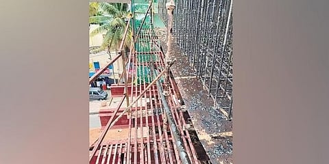 ಮೆಟ್ರೋ ನಿರ್ಮಾಣ ಕಾರ್ಯ ಸ್ಥಗಿತಗೊಂಡಿರುವುದು.