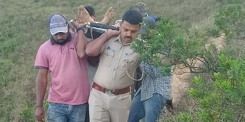ಜತಿನ್ ಮೃತದೇಹ ಸಾಗಿಸುತ್ತಿರುವ ಪೊಲೀಸರು