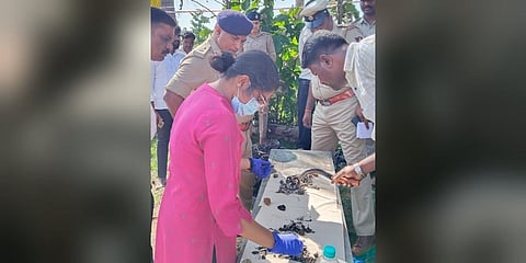 ಸುಟ್ಟ ಮೂಳೆಗಳನ್ನು ಪರಿಶೀಲಿಸುತ್ತಿರುವ ಎಫ್ಎಸ್ಎಲ್ ತಂಡ