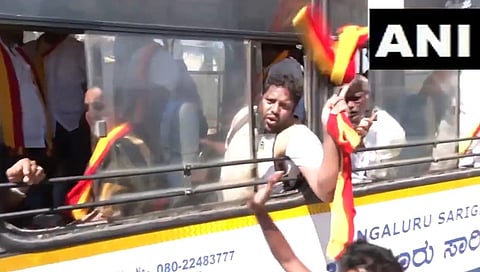 ಕರವೇ ಕಾರ್ಯಕರ್ತರನ್ನು ವಶಕ್ಕೆ ಪಡೆದ ಪೊಲೀಸರು.
